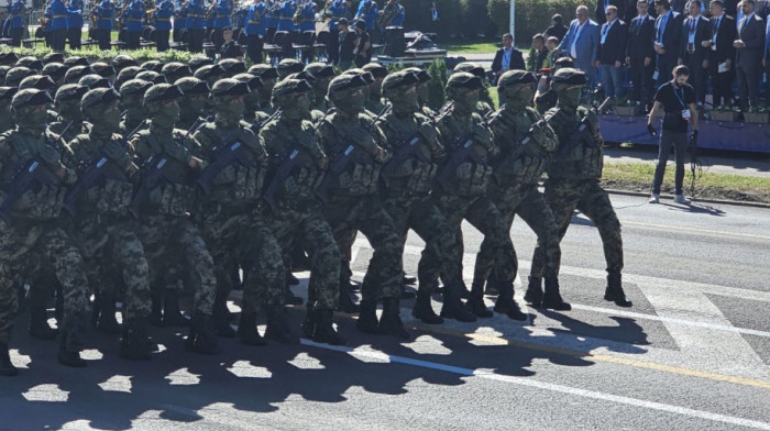 "Snaga jedinstva": Pogledajte defile ešalona jedinica svih rodova i službi u Vojsci Srbije (VIDEO)
