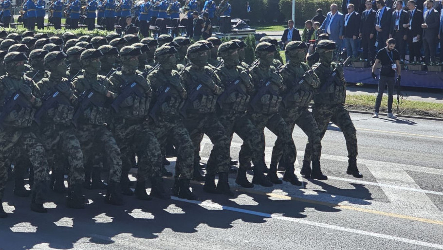 "Snaga jedinstva": Pogledajte defile ešalona jedinica svih rodova i službi u Vojsci Srbije (VIDEO)