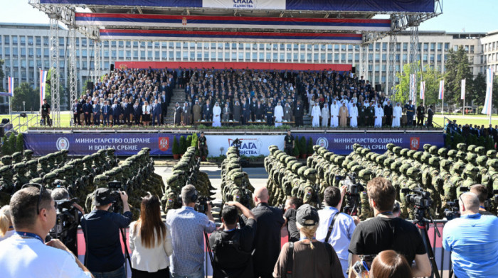 Počela vojna parada "Snaga jedinstva": Prisustvuju brojne zvanice, razvijena zastava duga 300 metara (FOTO)