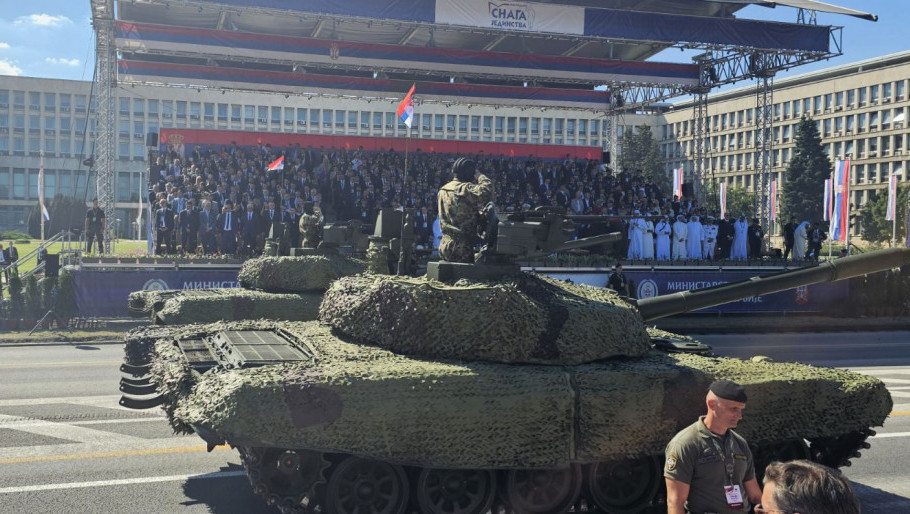 Vučević na vojnoj paradi: Vojska Srbije na ponos svih građana
