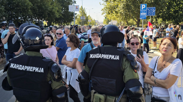 Skup studenata u blokadi na Novom Beogradu povodom vojne parade "Snaga jedinstva"
