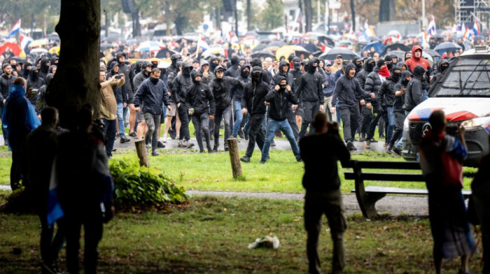 Sukobi demonstrana i policije u Hagu, zapaljena policijska kola, bačen suzavac