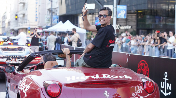 Spektakl na Trgu Republike: Reli karavan Gumball 3000 sa više od 100 superautomobila stigao u Beograd (VIDEO, FOTO)
