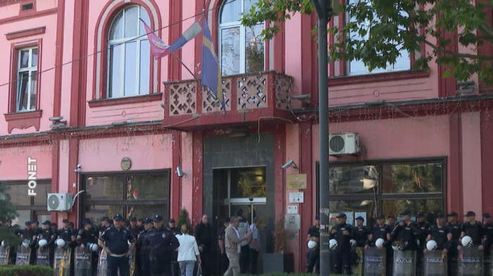 Prekinuta sednica Skupštine Zaječara: Opozicija bacila dimnu bombu i prskala biber sprejem