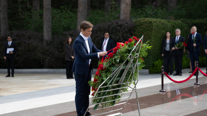 Brnabić položila venac na grob Hejdera Alijeva i na spomenik "Večni plamen" u Bakuu