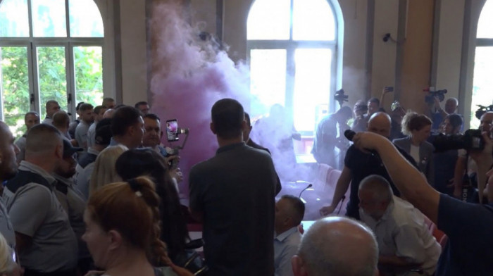 Prekinuta sednica Skupštine Zaječara: Opozicija bacila dimnu bombu i prskala biber sprejem