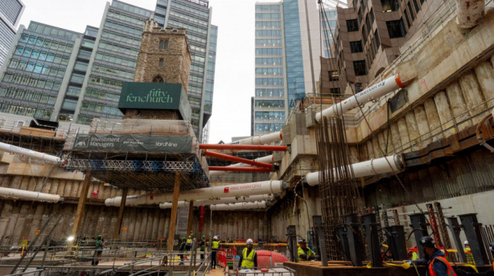 Neverovatan građevinski poduhvat u Londonu: Toranj star 700 godina "lebdi" 14 metara u vazduhu (VIDEO)