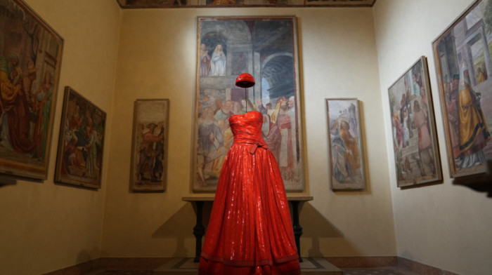 Armanijeve kreacije u simbiozi sa delima italijanskih majstora na novoj izložbi u Milanu (FOTO)