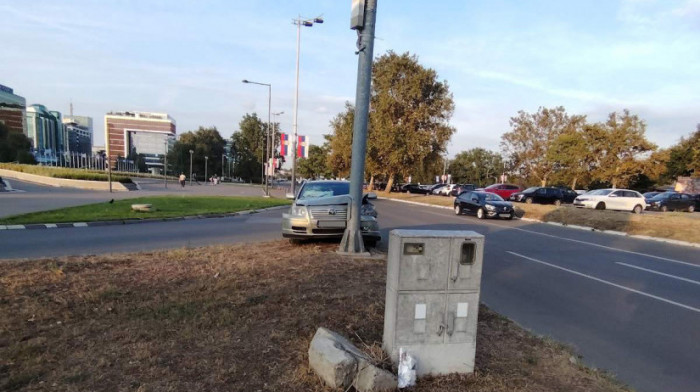 Saobraćajna nezgoda na Novom Beogradu – automobil udario u stub (FOTO)