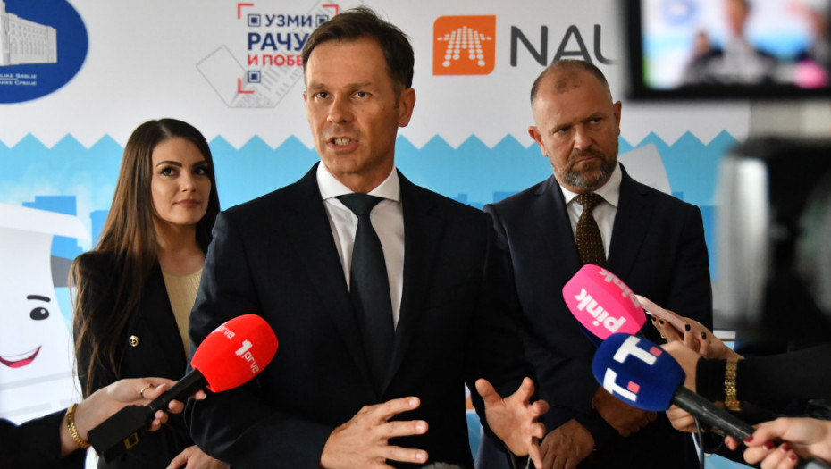 Mali uručio ključeve stana i automobila dobitnicima igre "Uzmi račun i pobedi"
