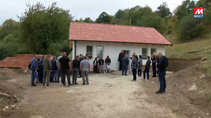 Zubin Potok: Četvoročlanoj porodici Rašković iz Drena uručeni ključevi kuće