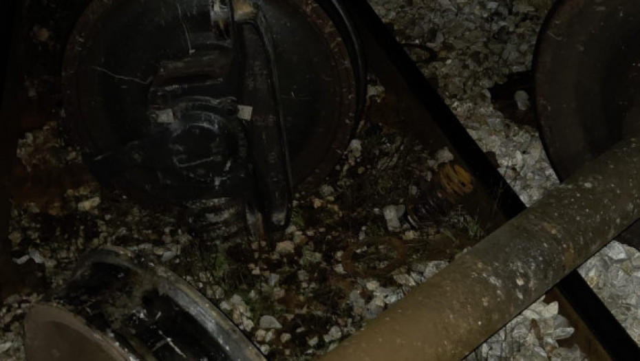 Cisterne pune nafte iskliznule iz šina kod Kosjerića, izlila se ogromna količina nafte