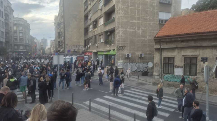 Dva skupa ispred RTS-a: U Takovskoj građani iz zborava koji podržavaju studente i oni koji se protive blokadama