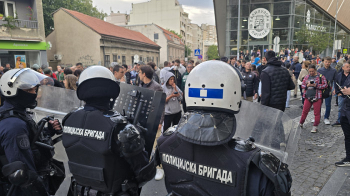 Dva skupa ispred RTS-a: U Takovskoj građani iz zborava koji podržavaju studente i oni koji se protive blokadama