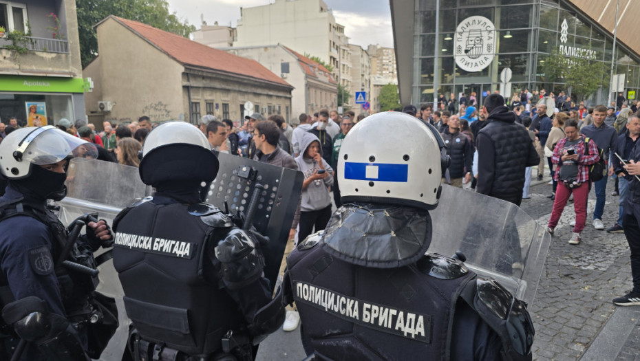 Dva skupa ispred RTS-a: U Takovskoj građani iz zborava koji podržavaju studente i oni koji se protive blokadama