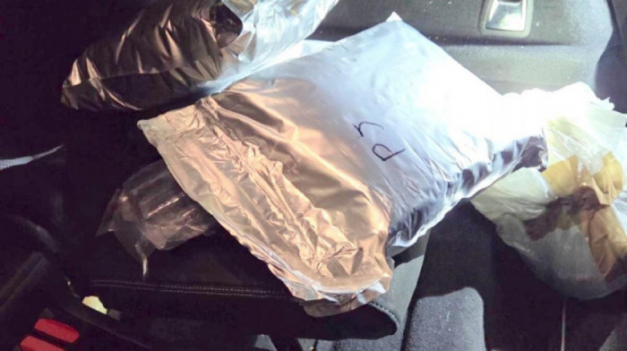 U automobilu imao skoro deset kilograma droge: Uhapšen muškarac iz okoline Peći