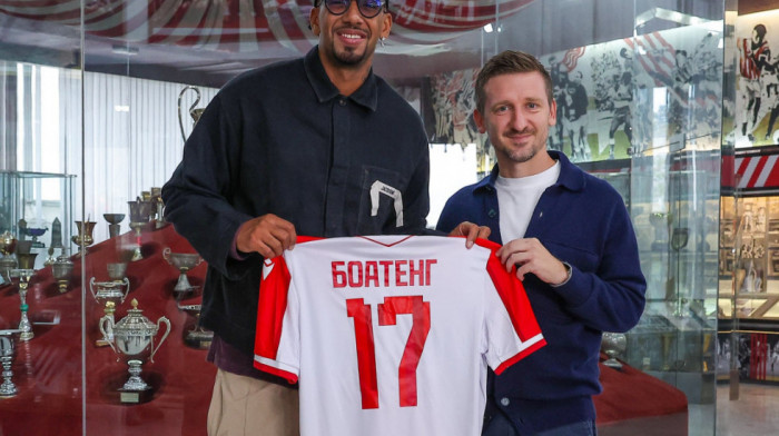 Poznato lice u poseti "Marakani": Boateng podigao Zvezdin dres