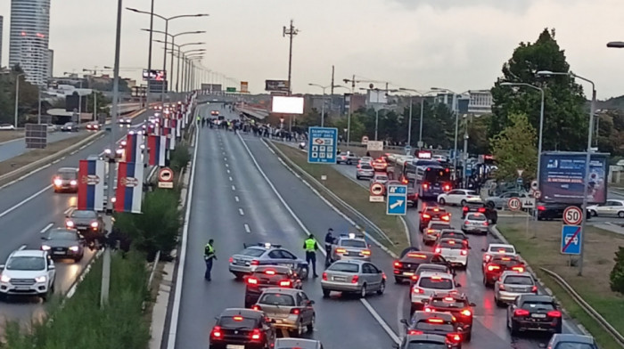 Zatvoren most "Gazela": Počelo okupljanje ispred Železničke stanice Beograd centar na Prokopu