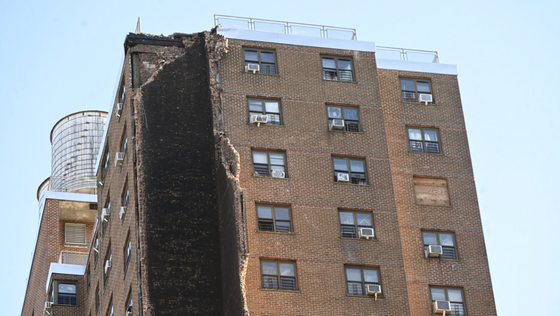 Urušio se deo nebodera u Njujorku: Čula se i eksplozija (VIDEO)