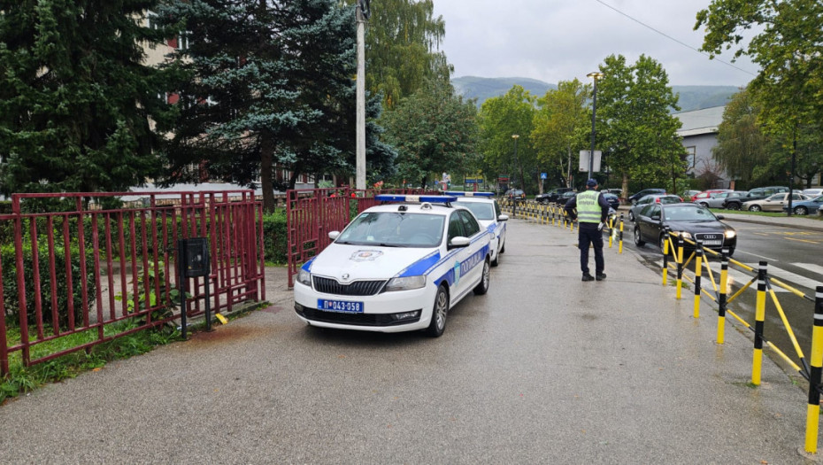 Dojave o bombama u školama širom Srbije, policija na terenu, nastava odložena