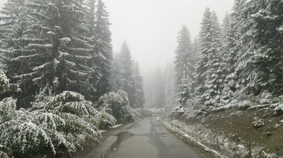 Zimski talas u Srbiji: Sneg pada u više gradova, RHMZ izdao narandžasto upozorenje