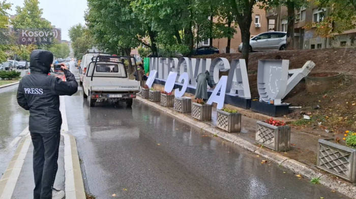 Umesto ćiriličnog natpisa "Volim Kosovsku Mitrovicu" postavljen novi, latinični: Crveno srce zamenjeno zelenim (VIDEO)
