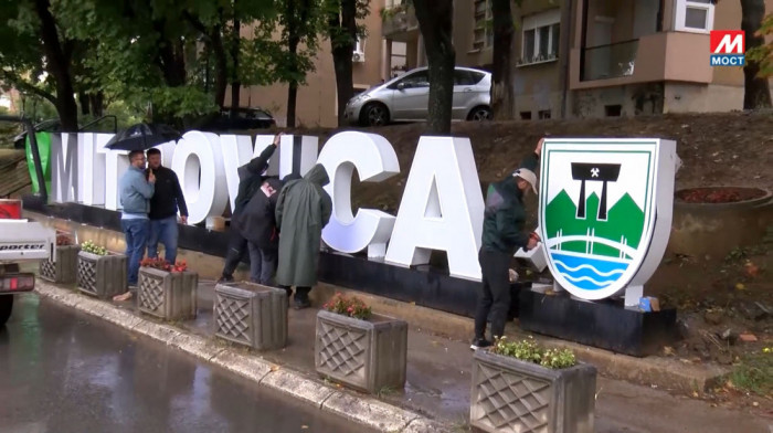 Umesto ćiriličnog natpisa "Volim Kosovsku Mitrovicu" postavljen novi, latinični: Crveno srce zamenjeno zelenim (VIDEO)