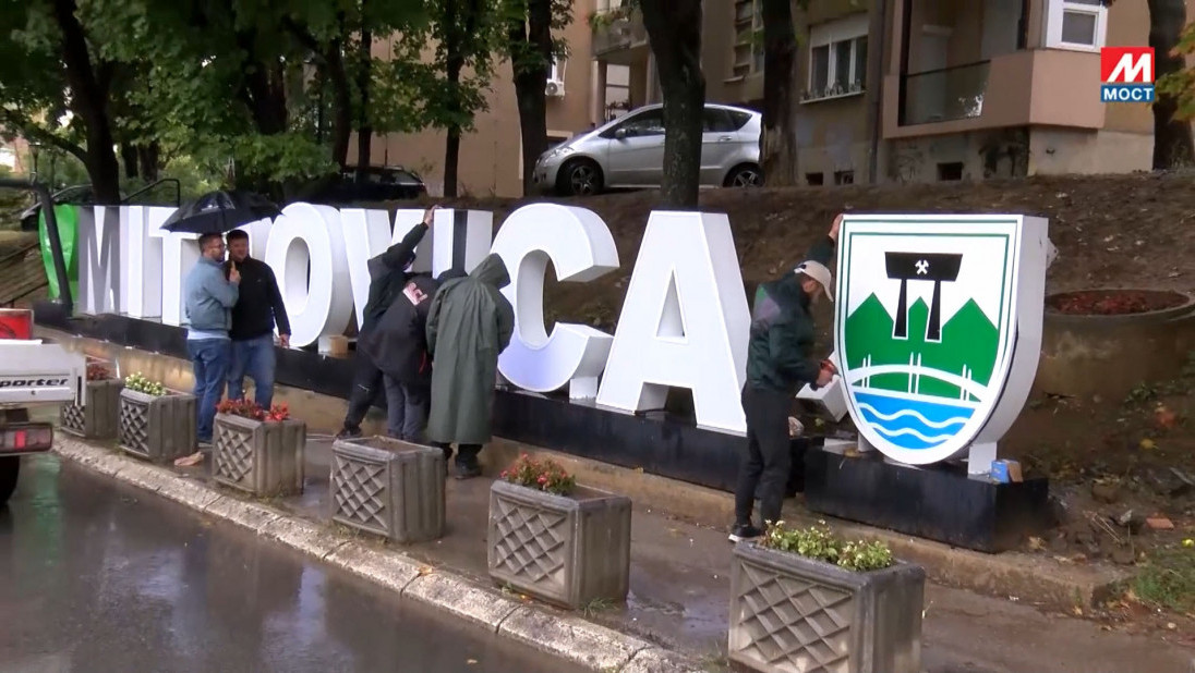 Umesto ćiriličnog natpisa "Volim Kosovsku Mitrovicu" postavljen novi, latinični: Crveno srce zamenjeno zelenim (VIDEO)