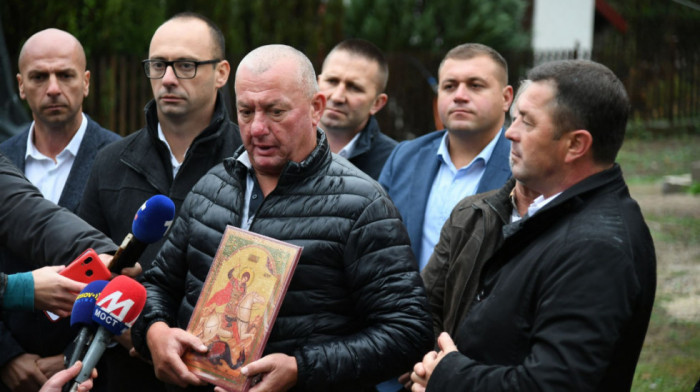 Predstavnici Srpske liste posetili dve porodice u Lešku, jednoj uručili ključeve nove kuće