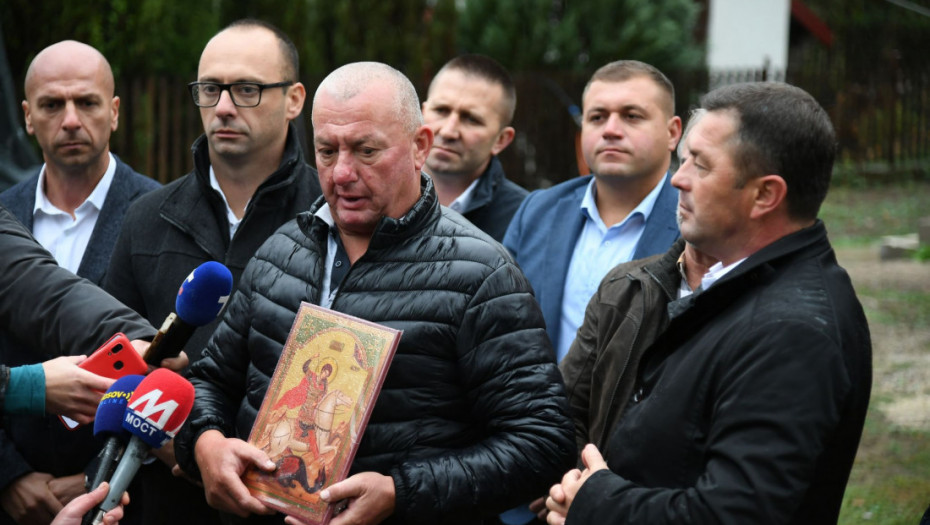 Predstavnici Srpske liste posetili dve porodice u Lešku, jednoj uručili ključeve nove kuće