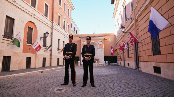 Najstarija vojska na svetu, papina garda, dobila novu uniformu za svečane prilike