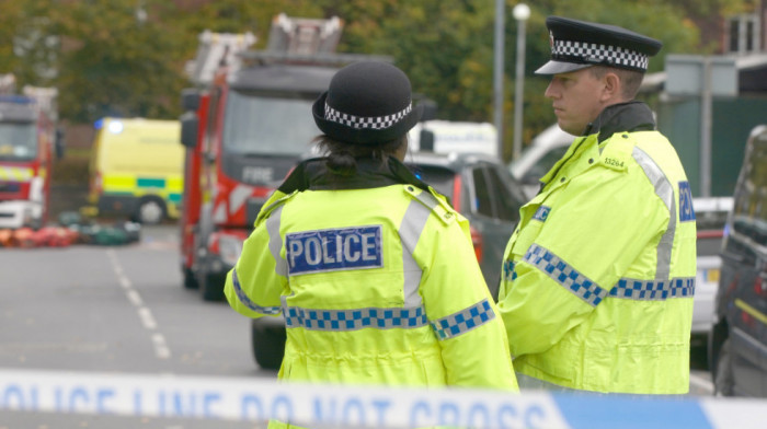 Desetoro ljudi izbodeno nožem u vozu u Velikoj Britaniji, uhapšene dve osobe