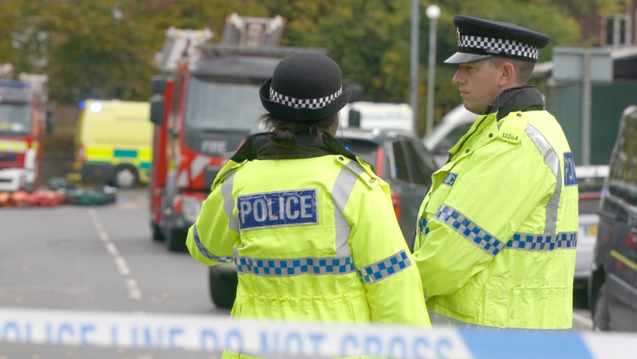 Desetoro ljudi izbodeno nožem u vozu u Velikoj Britaniji, uhapšene dve osobe