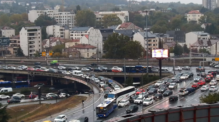 Saobraćajni kolaps u Beogradu: Vozila stoje u kolonama, kiša dodatno otežava situaciju