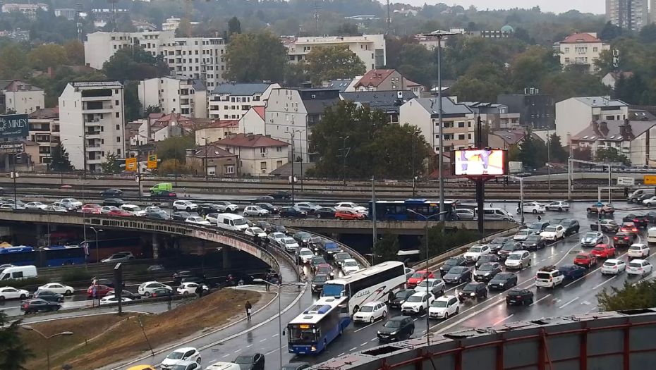 Saobraćajni kolaps u Beogradu: Vozila stoje u kolonama, kiša dodatno otežava situaciju