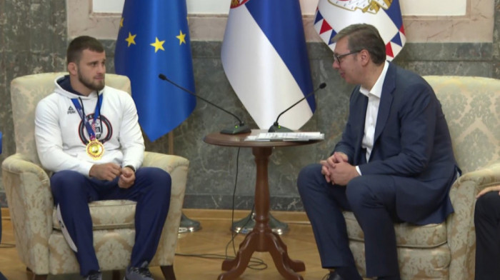 Vučić: Zahvalnost Komarovu za sve što je učinio za Srbiju u kratkom roku
