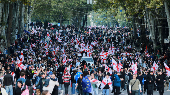 Demonstranti u Tbilisiju upali u dvorište predsedničke palate na dan lokalnih izbora, policija upotrebila biber sprej