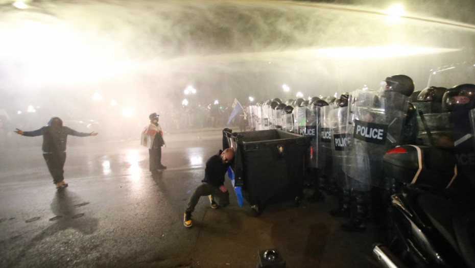 Demonstranti u Tbilisiju upali u dvorište predsedničke palate na dan lokalnih izbora, policija upotrebila biber sprej