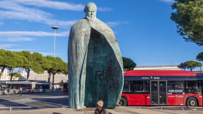 Statua pape Jovana Pavla Drugog u Rimu ponovo oštećena