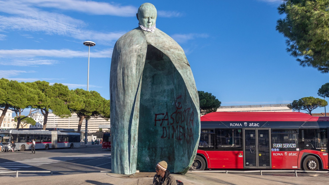Statua pape Jovana Pavla Drugog u Rimu ponovo oštećena