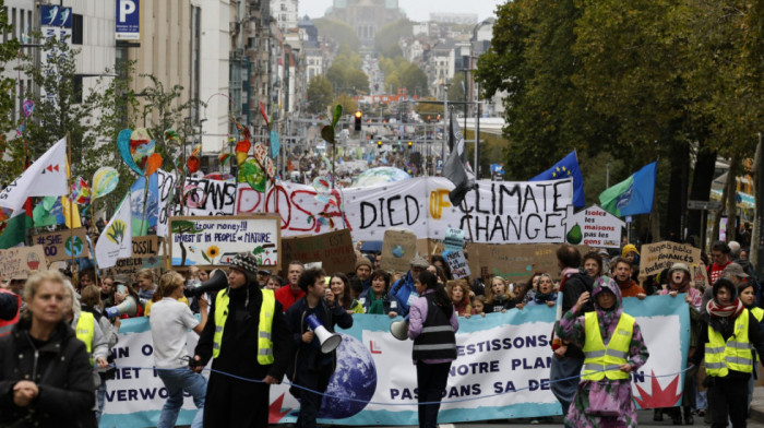 Klimatski aktivisti u maršu Briselom: Investirajte u budućnost, ne u propast
