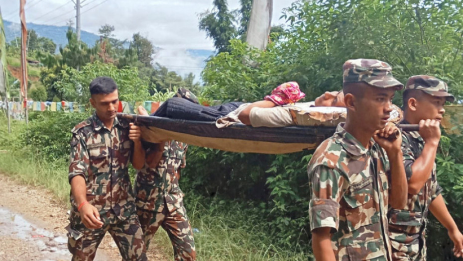 Najmanje 51 osoba poginula u poplavama i klizištima u Nepalu (FOTO)