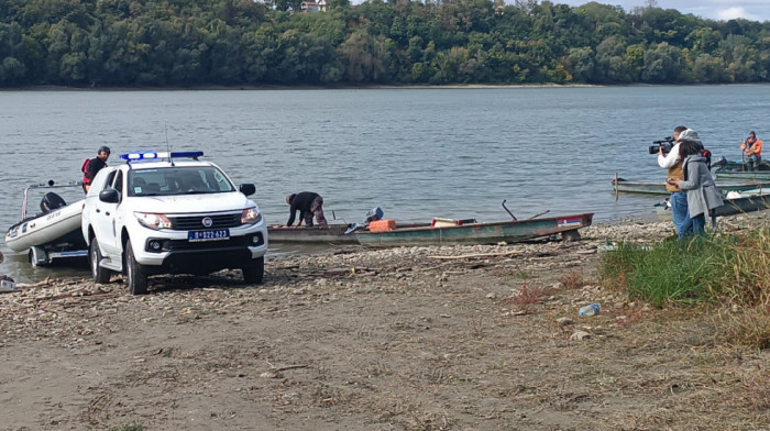 Prve fotografije i snimci sa Dunava gde se prevrnuo čamac: Četiri osobe spasene u Srbiji, pet u Hrvatskoj
