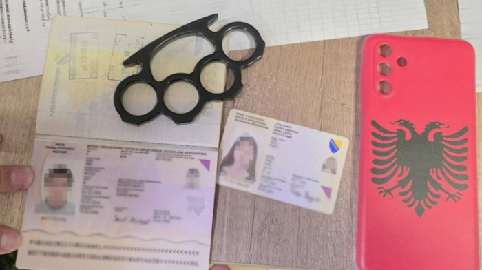 Zadržano dvoje državljana BiH: Pronađeni bez prijave boravka, posedovali bokser i masku za telefon sa grbom Albanije