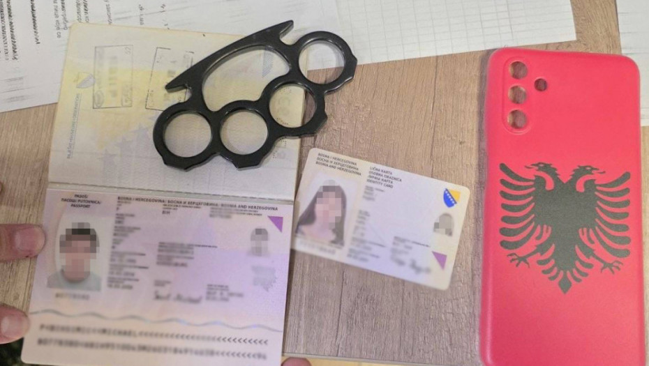 Zadržano dvoje državljana BiH: Pronađeni bez prijave boravka, posedovali bokser i masku za telefon sa grbom Albanije