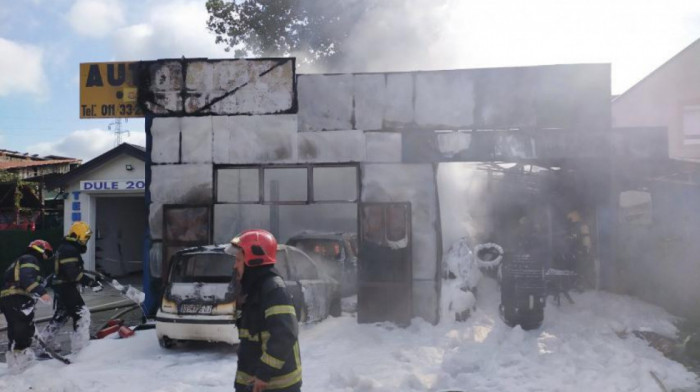 Gorela dva vozila u Borči: Vatra buknula u garaži, vatrogasci munjevitom brzinom lokalizovali požar (FOTO)