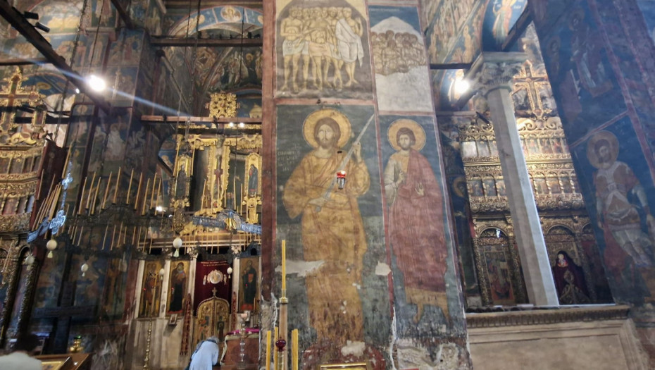 Patrijarh Porfirije služi liturgiju u manastiru Visoki Dečani