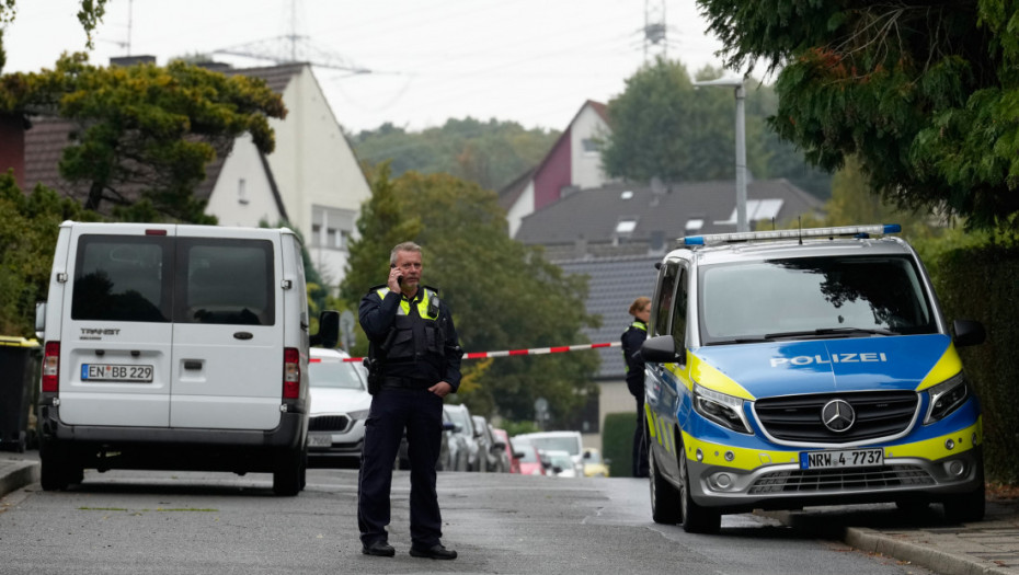 Vozač u Donjoj Saksoniji pod dejstvom alkohola udario u kuću, srušio spoljni zid pa završio u bolnici
