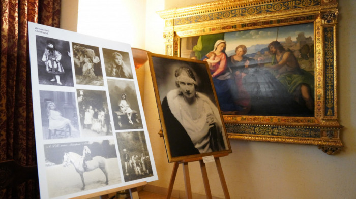 Izložba u Kraljevskom dvoru: Pred publikom fotografije i predmeti koje je koristila kraljica Marija (VIDEO)