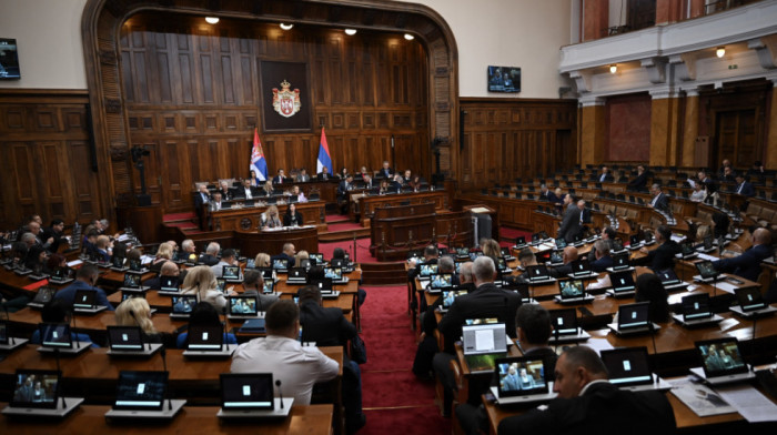 Zasedanje Skupštine bez oštrih govora uz prisustvo opozicije: Smirivanje tenzija na političkoj sceni ili polarizacija?